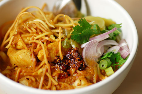 طبق الخاو سوي التايلندي الشهير 