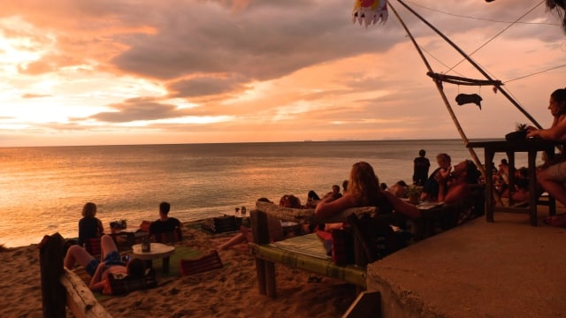 مشهد غروب الشمس الملحمي في جزيرة كوه لانتا 