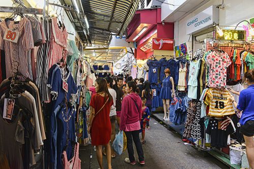 أكشاك الملابس التايلندية في سوق شارع سوخمفيت - بتايا